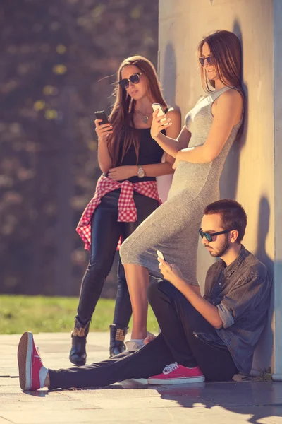 Grupo de jóvenes hipsters charlando por teléfono —  Fotos de Stock