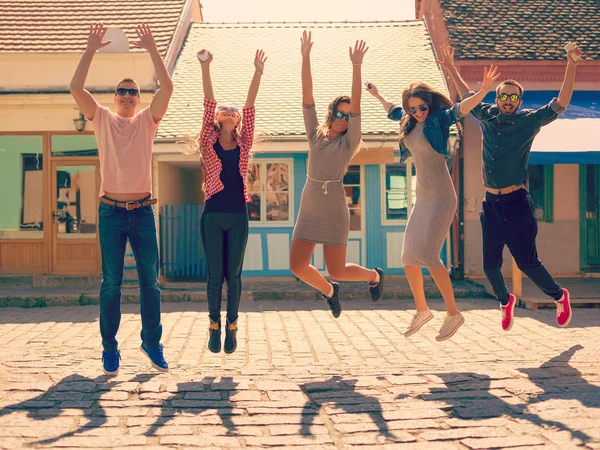 Arkadaşlar güneşli gün sokakta atlama