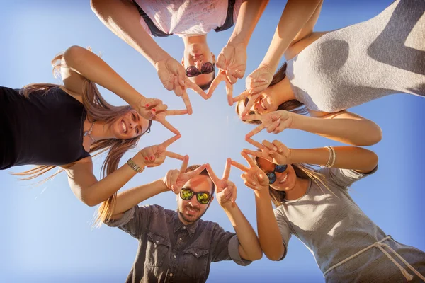 Genç arkadaşlar güneşli gün eğlenceli olması
