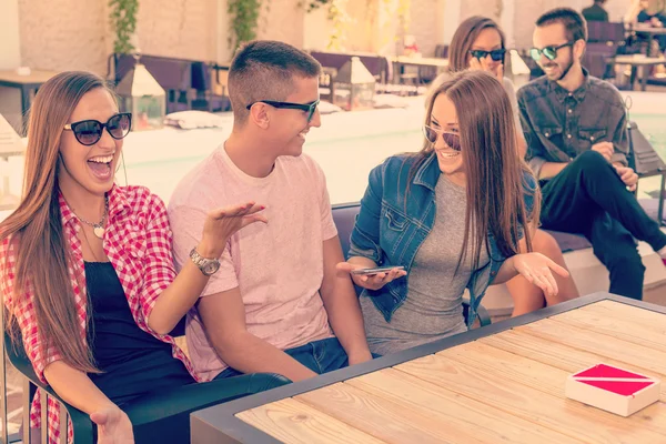 Gülen ve having fun genç arkadaşlar