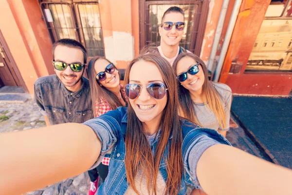 Jovens amigos rindo e tirando selfie — Fotografia de Stock