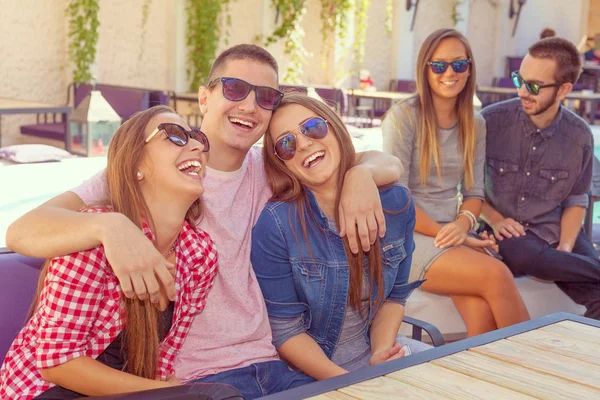 Jovens amigos sorrindo e se divertindo — Fotografia de Stock