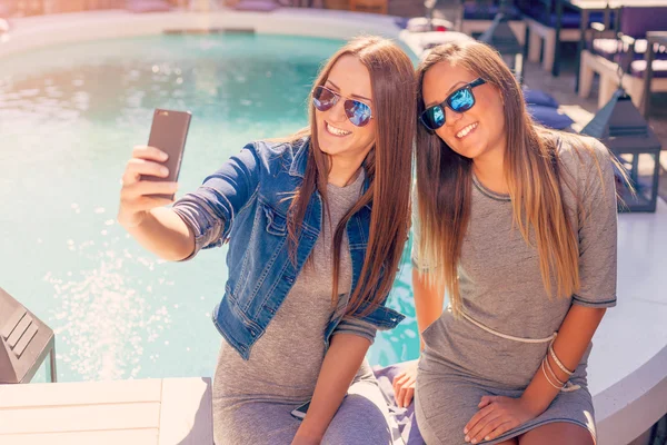 Jovens duas meninas rindo e tomando selfie — Fotografia de Stock