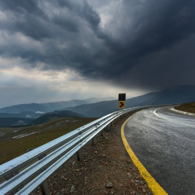 Bir boş asfalt yolda fırtınalı hava sürüş