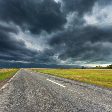 Fırtına sürüş bir boş asfalt yolda