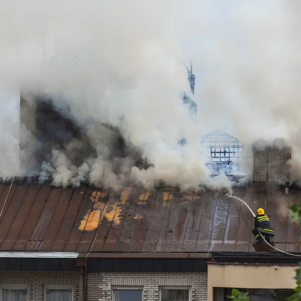 İtfaiye yangın söndürme üzerinde su ile iş yerinde — Stok fotoğraf