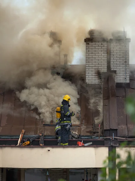 Feuerwehrleute beim Löschen des Feuers — Stockfoto