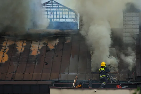 Feuerwehrmann beim Löschen des echten Feuers — Stockfoto