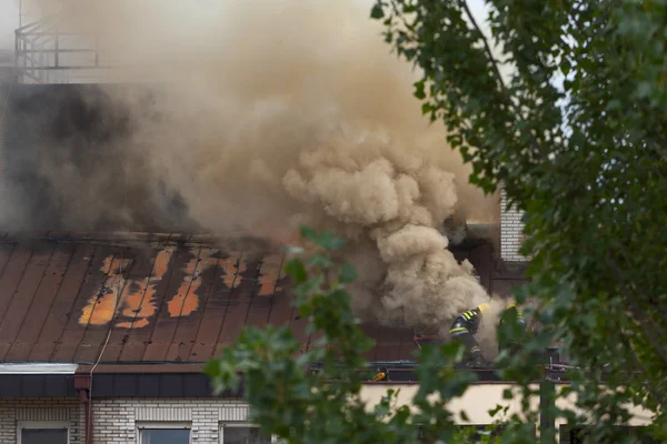 Brannmannskaper på taket i reell stand – stockfoto