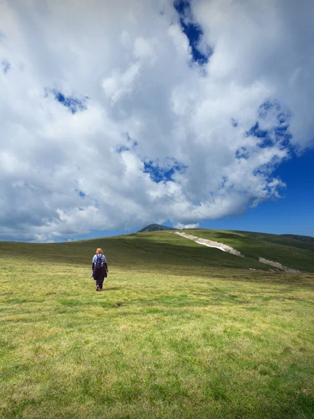 Woman hiking solitude on mountain meadow — Stock Photo, Image