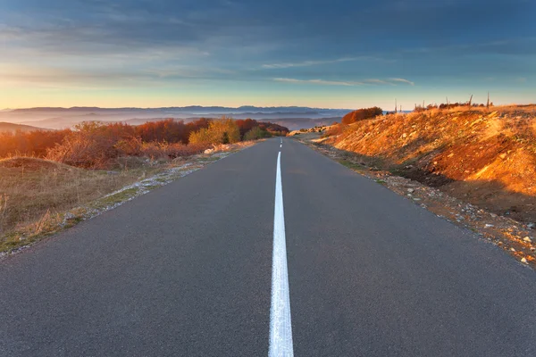 Bergstraße an idyllischem Herbstmorgen befahren — Stockfoto