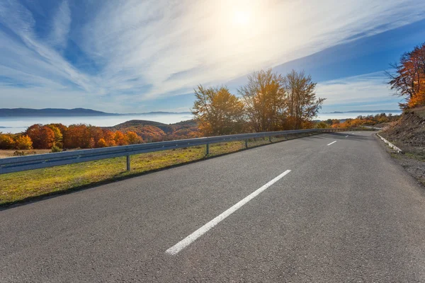 Driving on mountain road at beautiful autumn morning — Stock Photo, Image