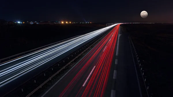 Conducción rápida en carretera en la noche de luna llena — Foto de Stock