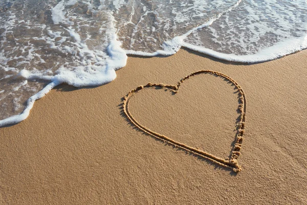 Beautiful heart handwritten in the beach sands — Stock Photo, Image