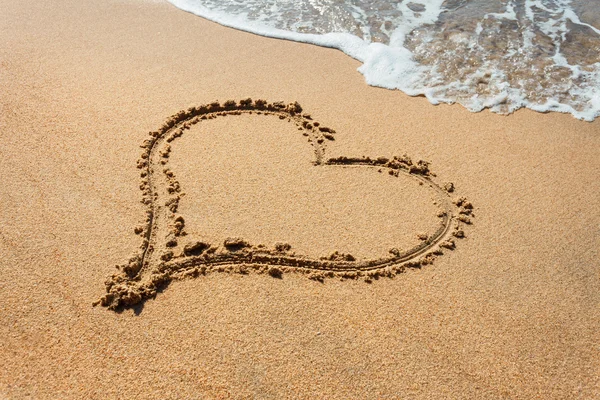 Hermosa forma de corazón en las arenas de playa —  Fotos de Stock