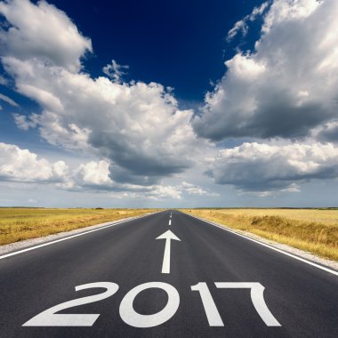 Büyük bulutlar karşı yaklaşan 2017 için boş yol