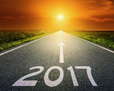 Gün batımında yaklaşan 2017 için boş yol