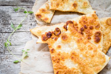 Çıtır pizza hamur üçgen rustik arka plan üzerinde  