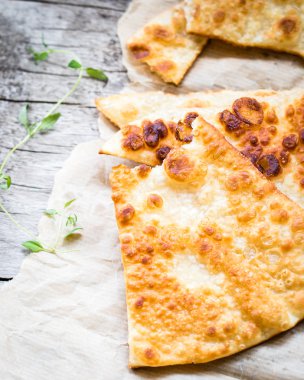 Çıtır pizza hamur üçgen rustik arka plan üzerinde  