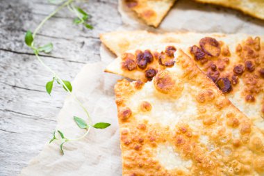 Çıtır pizza hamur üçgen rustik arka plan üzerinde  