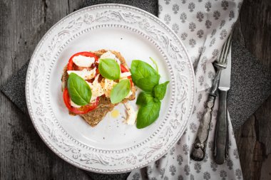 Domatesli sandviç, mozzarella ve fesleğen.