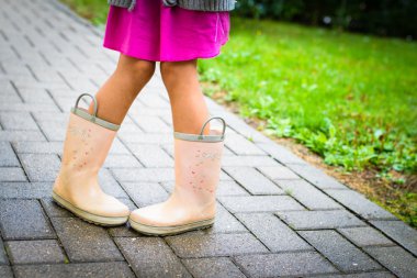 lastik çizmeler, küçük kız 