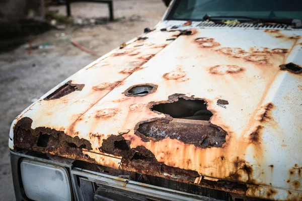 Rusty engine hood — Stock Photo, Image