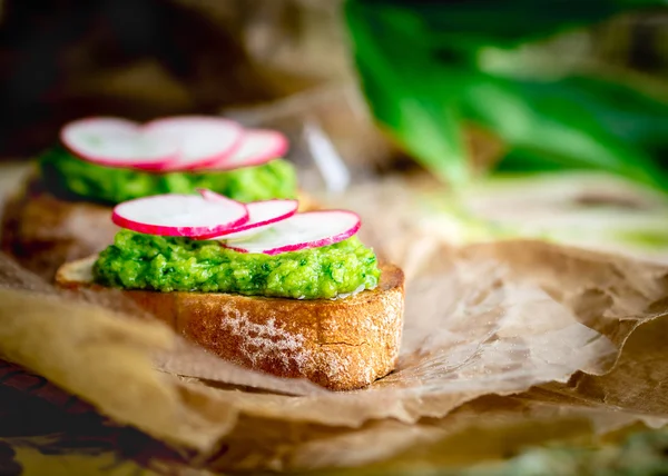 Crostini com pesto de alho selvagem vegan caseiro e rabanete — Fotografia de Stock