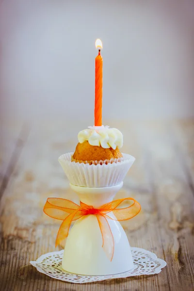 Födelsedagsljus på cupcake — Stockfoto