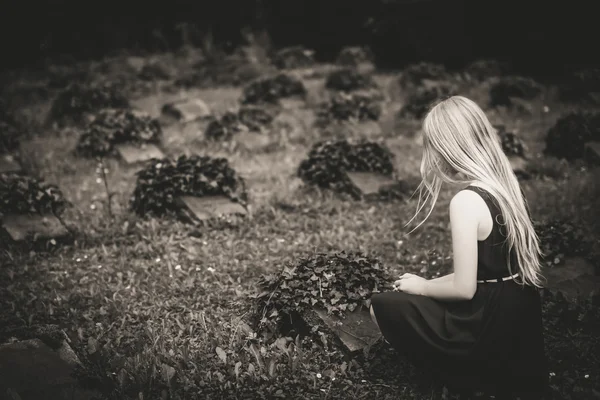 Rouw meisje op begraafplaats — Stockfoto