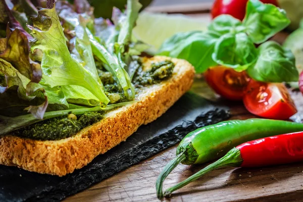 Sanduíche vegetariano com pesto verde — Fotografia de Stock