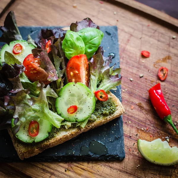 緑のペストとベジタリアン サンドイッチ — ストック写真
