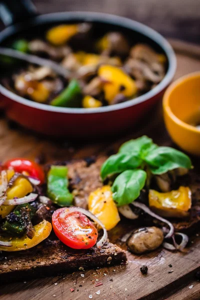 Bruschetta vegana con verduras asadas — Foto de Stock