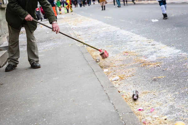 Уборка улицы после карнавала — стоковое фото