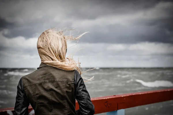 Meisje op zoek op stormachtige zee — Stockfoto