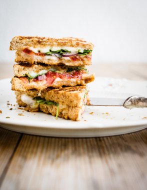 Panini domates ve mozzarella ile