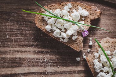 Süzme peynir rustik ekmek