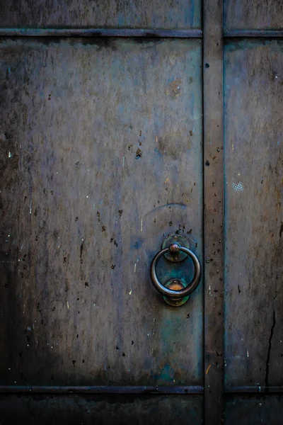 Eisentür mit rundem Griff — Stockfoto