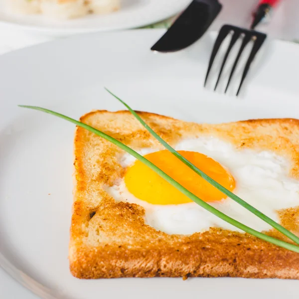 Spiegelei in Toast — Stockfoto