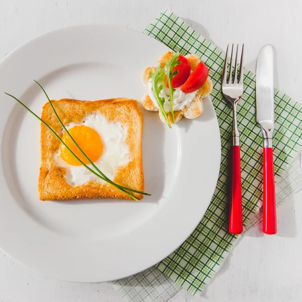 Sahanda yumurta tost — Stok fotoğraf
