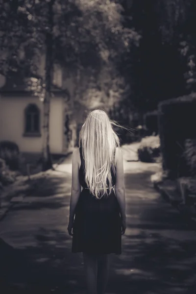 Chica caminando en el cementerio — Foto de Stock