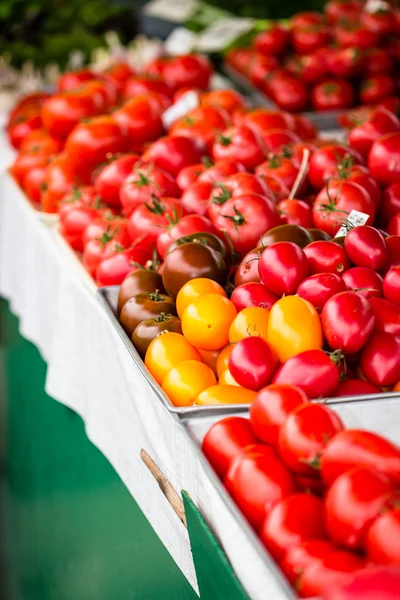 Fresh tomatoes on market — Stock Photo, Image