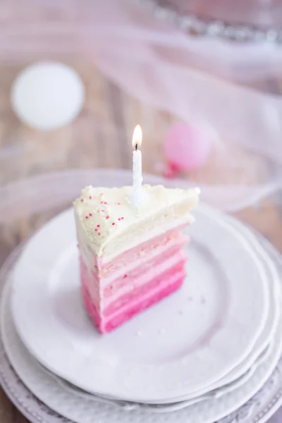 Pezzo di torta di compleanno — Foto Stock