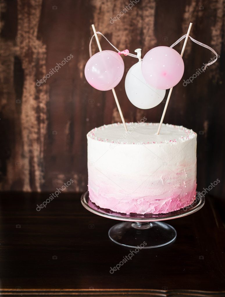 Gateau D Anniversaire Avec Fondant Au Chocolat Et Roses Sur La Table Photographie Locrifa C Gateau D Anniversaire Avec Fondant Au Chocolat Et Roses Sur La Table Photographie Locrifa C