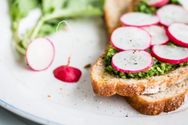 Vejetaryen sandviç turp yüzük