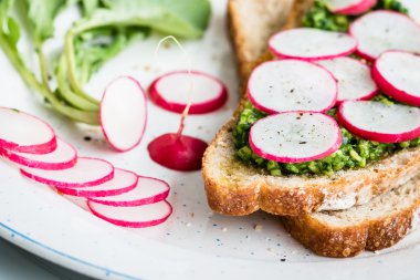 Vejetaryen sandviç turp yüzük