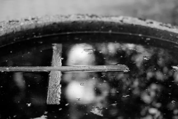 Croce di legno in acqua — Foto Stock