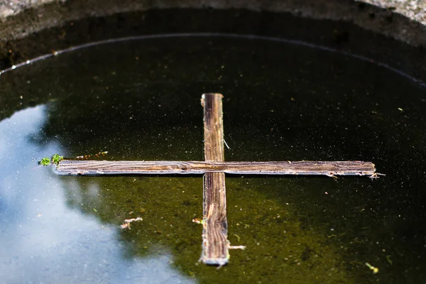 Wooden cross in water — Stock Photo, Image