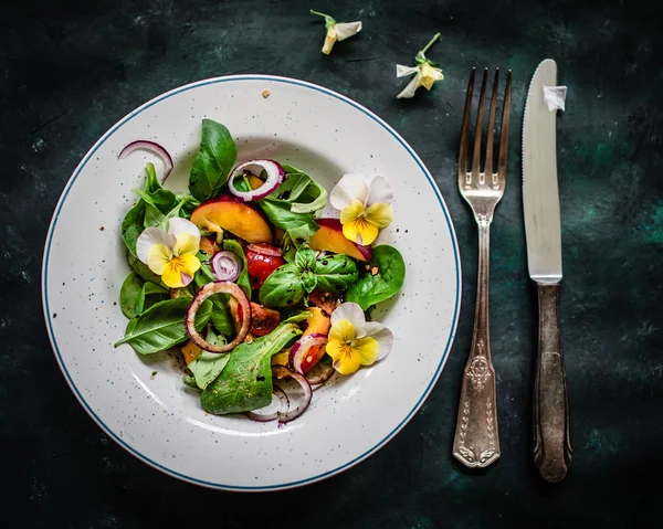 Salat mit Nektarinen und essbaren Blumen — Stockfoto