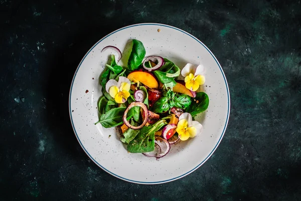 Salade met nectarines en eetbare bloemen — Stockfoto